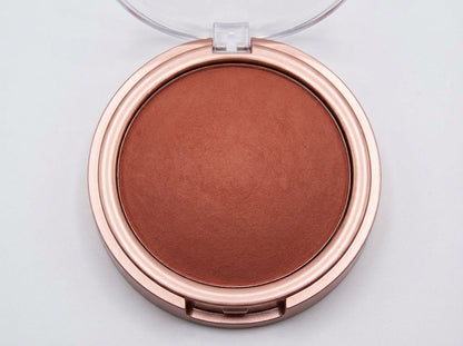 Enhance your complexion with this radiant baked bronzer designed to deliver a soft