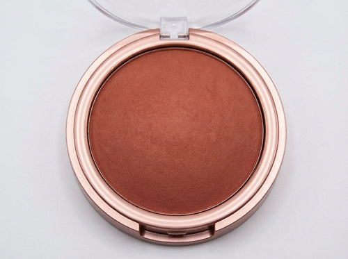 Enhance your complexion with this radiant baked bronzer designed to deliver a soft